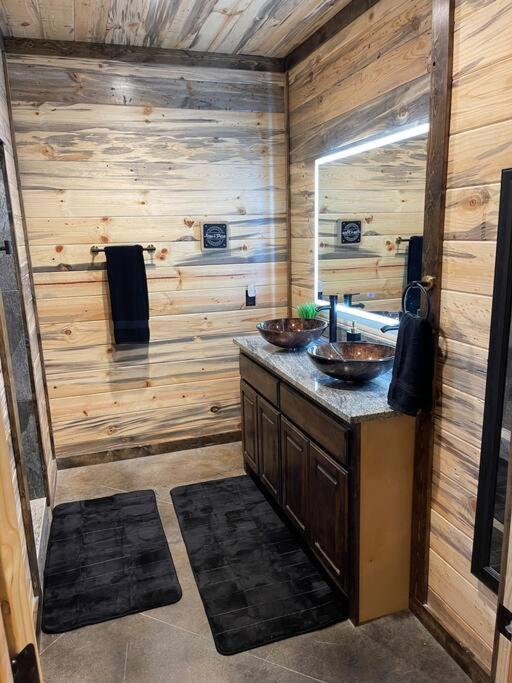 The Big Tex Luxury Cabin Is Epic Броукън Боу Екстериор снимка