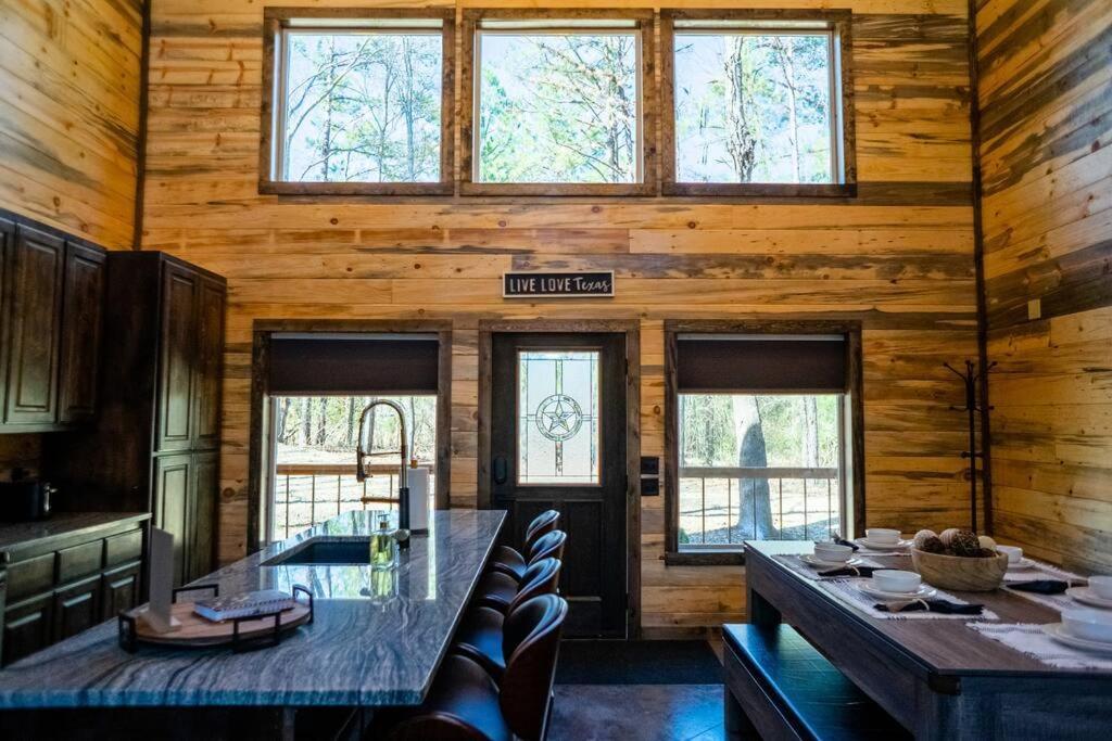 The Big Tex Luxury Cabin Is Epic Броукън Боу Екстериор снимка