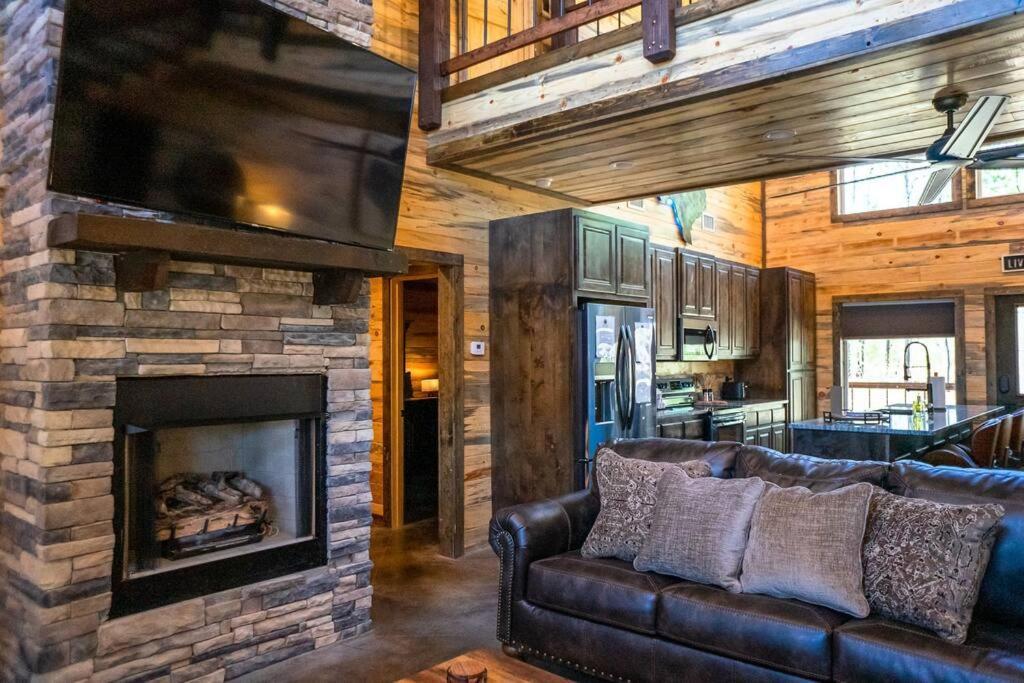 The Big Tex Luxury Cabin Is Epic Броукън Боу Екстериор снимка