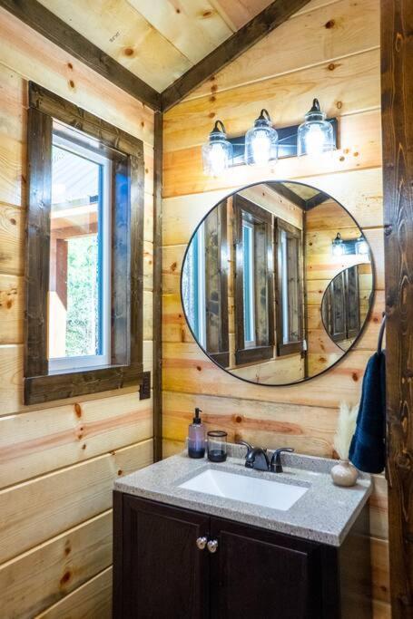The Big Tex Luxury Cabin Is Epic Броукън Боу Екстериор снимка