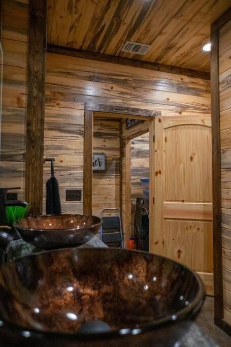 The Big Tex Luxury Cabin Is Epic Броукън Боу Екстериор снимка