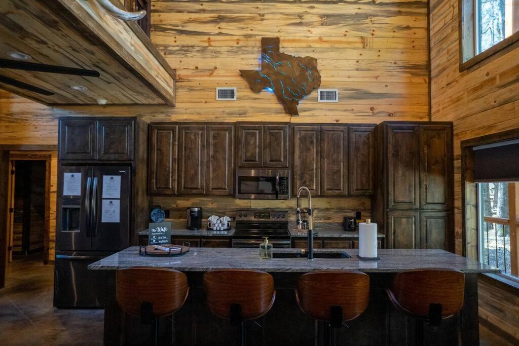 The Big Tex Luxury Cabin Is Epic Броукън Боу Екстериор снимка