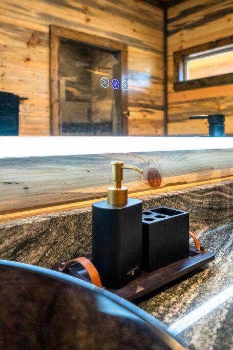 The Big Tex Luxury Cabin Is Epic Броукън Боу Екстериор снимка