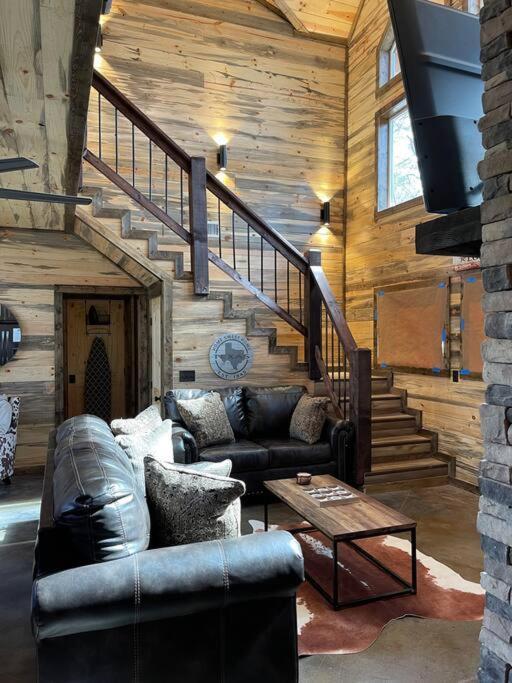 The Big Tex Luxury Cabin Is Epic Броукън Боу Екстериор снимка