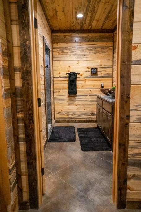 The Big Tex Luxury Cabin Is Epic Броукън Боу Екстериор снимка