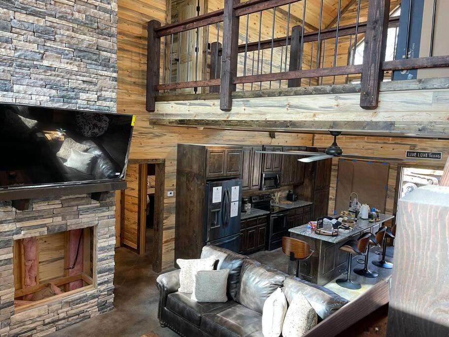 The Big Tex Luxury Cabin Is Epic Броукън Боу Екстериор снимка