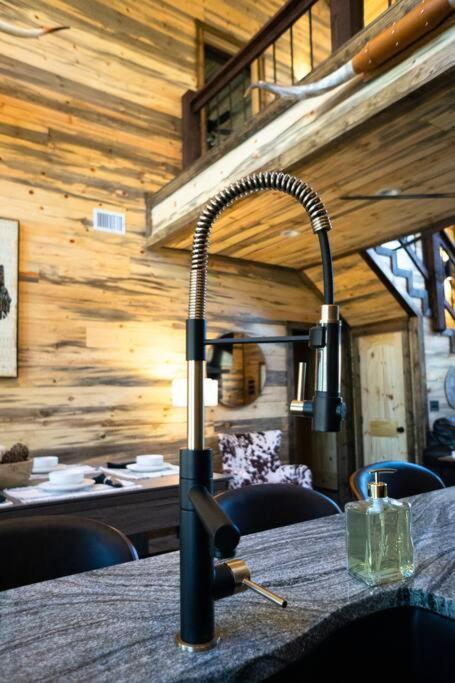 The Big Tex Luxury Cabin Is Epic Броукън Боу Екстериор снимка