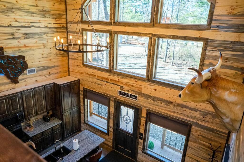 The Big Tex Luxury Cabin Is Epic Броукън Боу Екстериор снимка