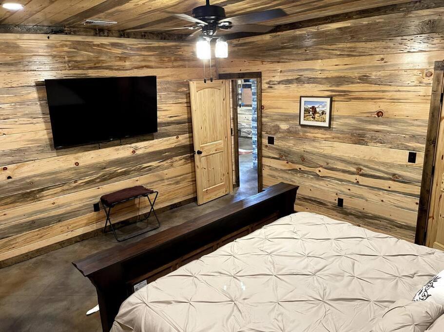 The Big Tex Luxury Cabin Is Epic Броукън Боу Екстериор снимка