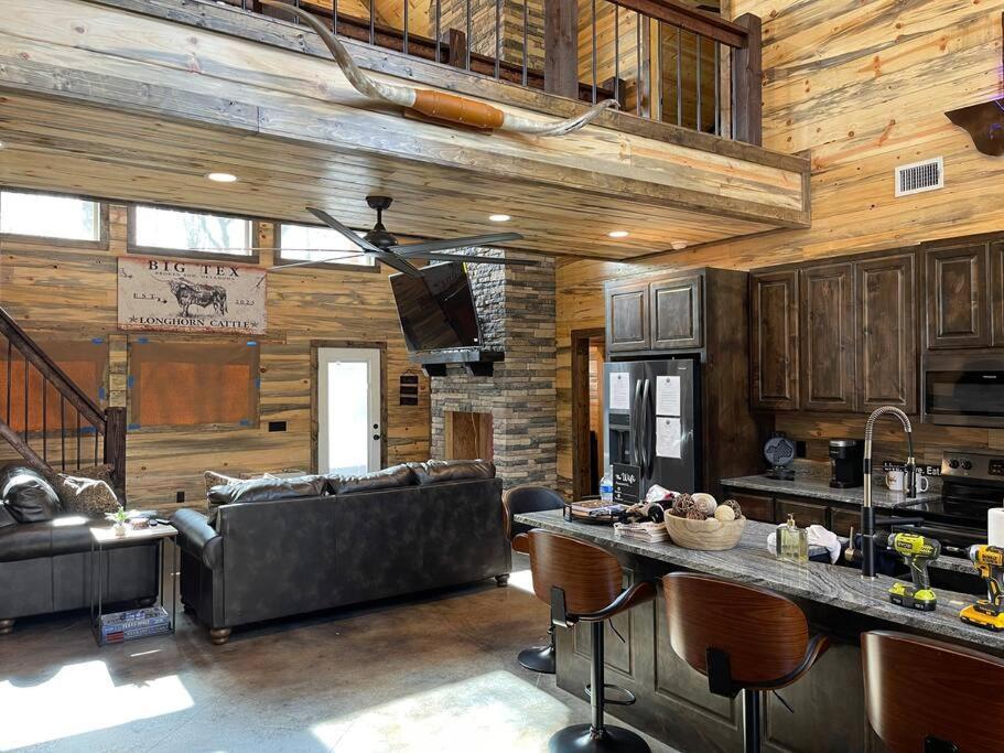 The Big Tex Luxury Cabin Is Epic Броукън Боу Екстериор снимка