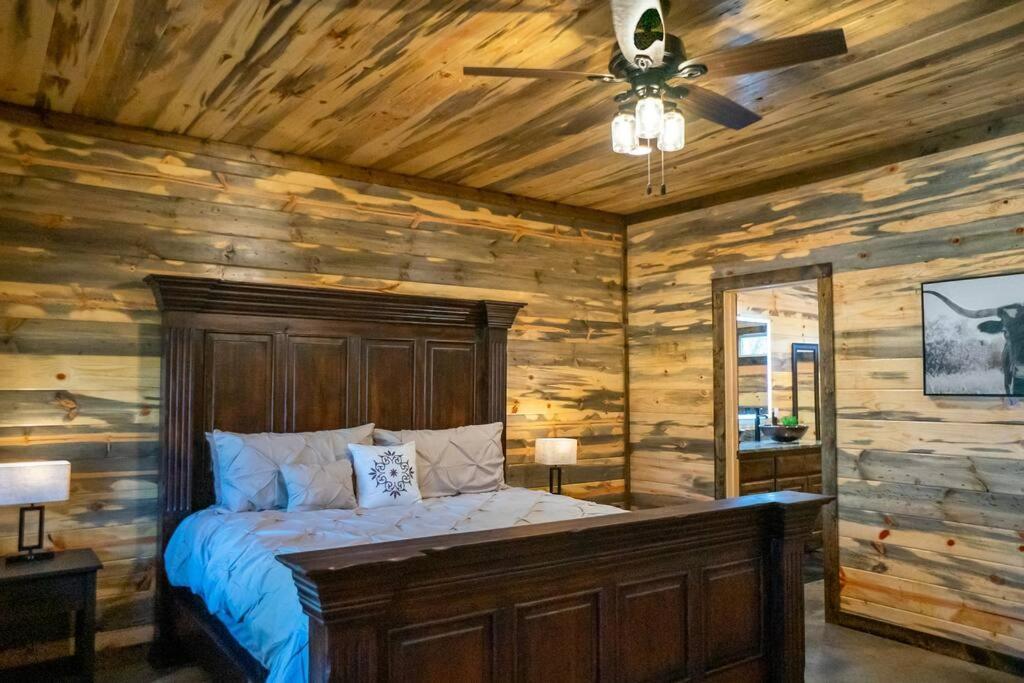 The Big Tex Luxury Cabin Is Epic Броукън Боу Екстериор снимка