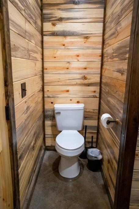 The Big Tex Luxury Cabin Is Epic Броукън Боу Екстериор снимка
