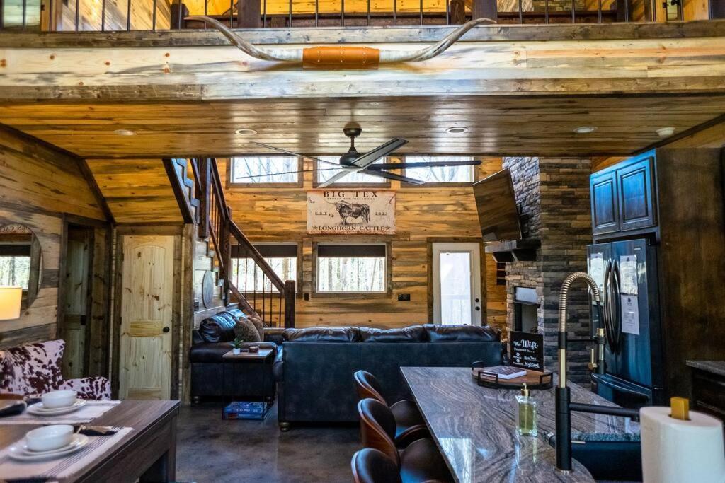 The Big Tex Luxury Cabin Is Epic Броукън Боу Екстериор снимка