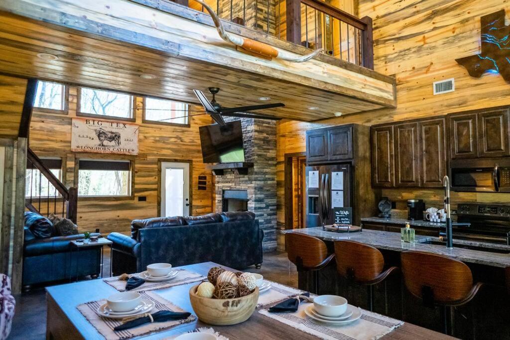 The Big Tex Luxury Cabin Is Epic Броукън Боу Екстериор снимка